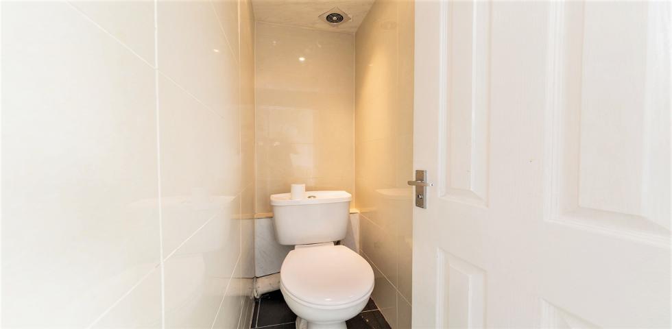 			PRIVATE ROOF TERRACE, 4 Bedroom, 1 bath, 1 reception Flat			 Shalfleet Drive, LADBROKE GROVE